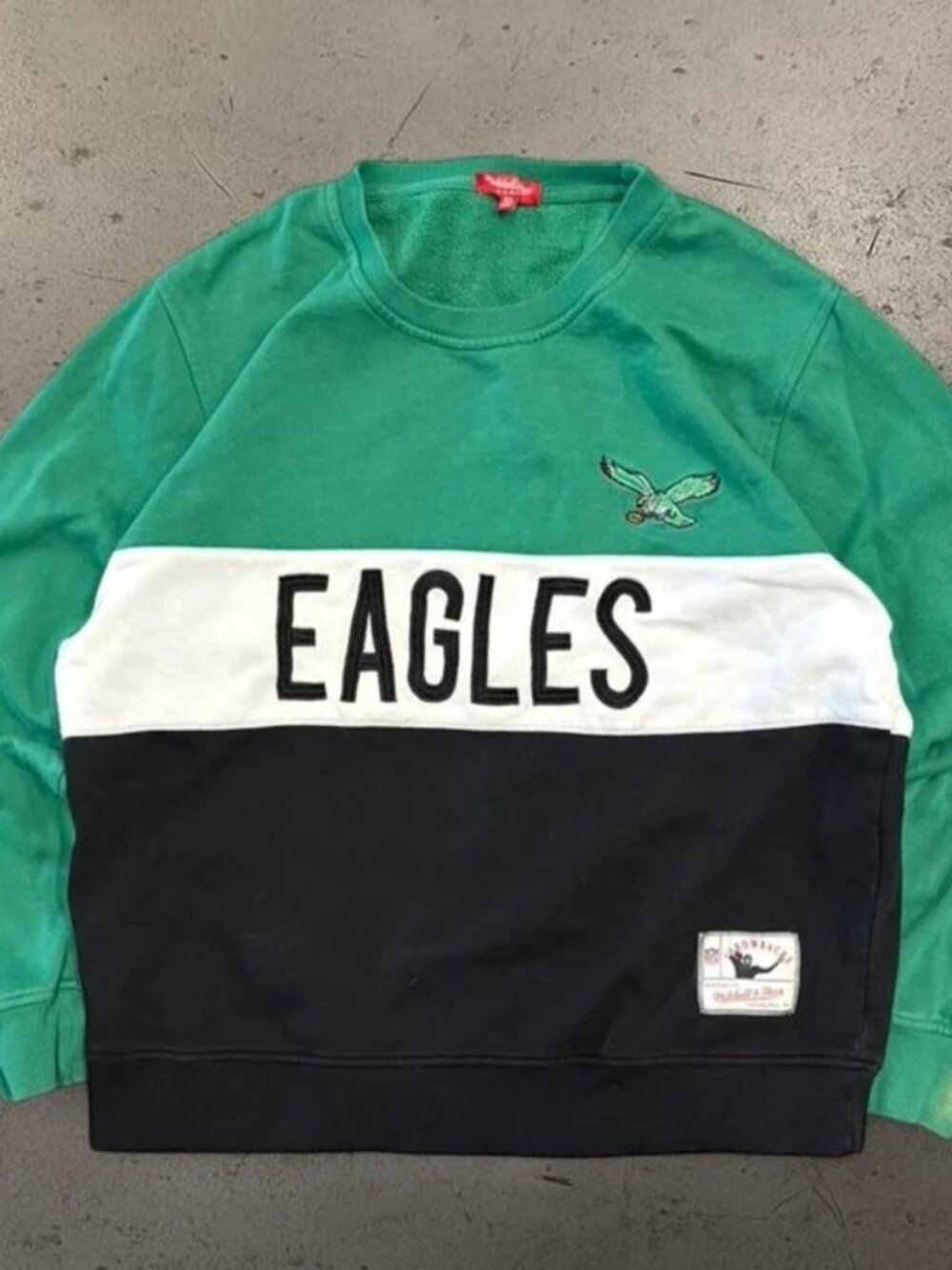 Beautiful women’s Philadelphia Eagles Kelly Green crewneck sweatshirt